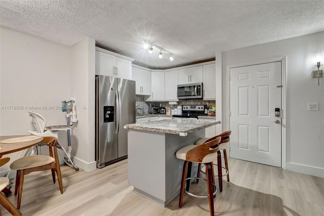 For Sale: $284,900 (2 beds, 2 baths, 870 Square Feet)