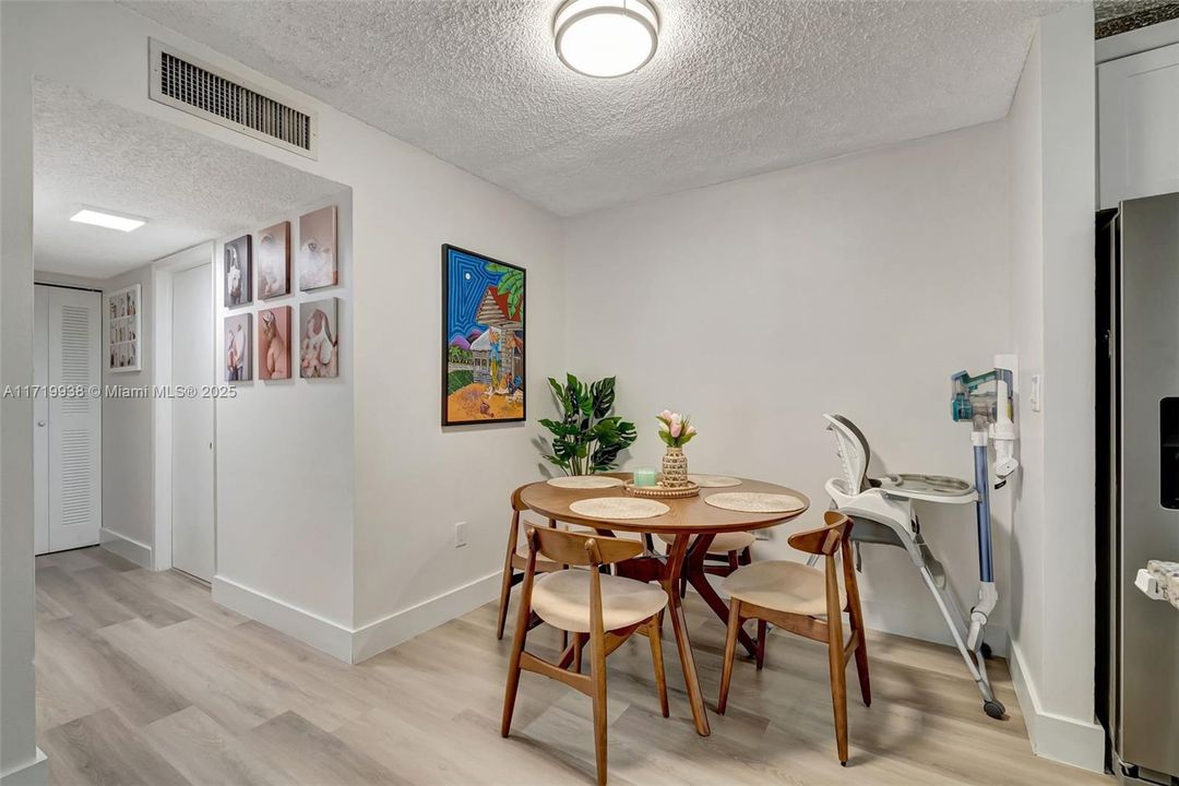 For Sale: $284,900 (2 beds, 2 baths, 870 Square Feet)