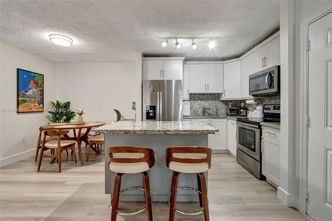 For Sale: $284,900 (2 beds, 2 baths, 870 Square Feet)