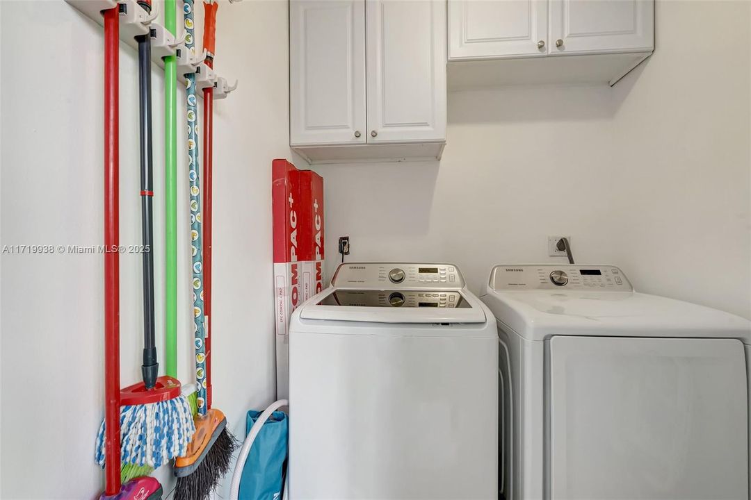 For Sale: $284,900 (2 beds, 2 baths, 870 Square Feet)