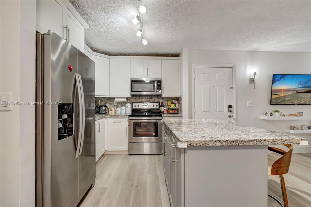 For Sale: $284,900 (2 beds, 2 baths, 870 Square Feet)