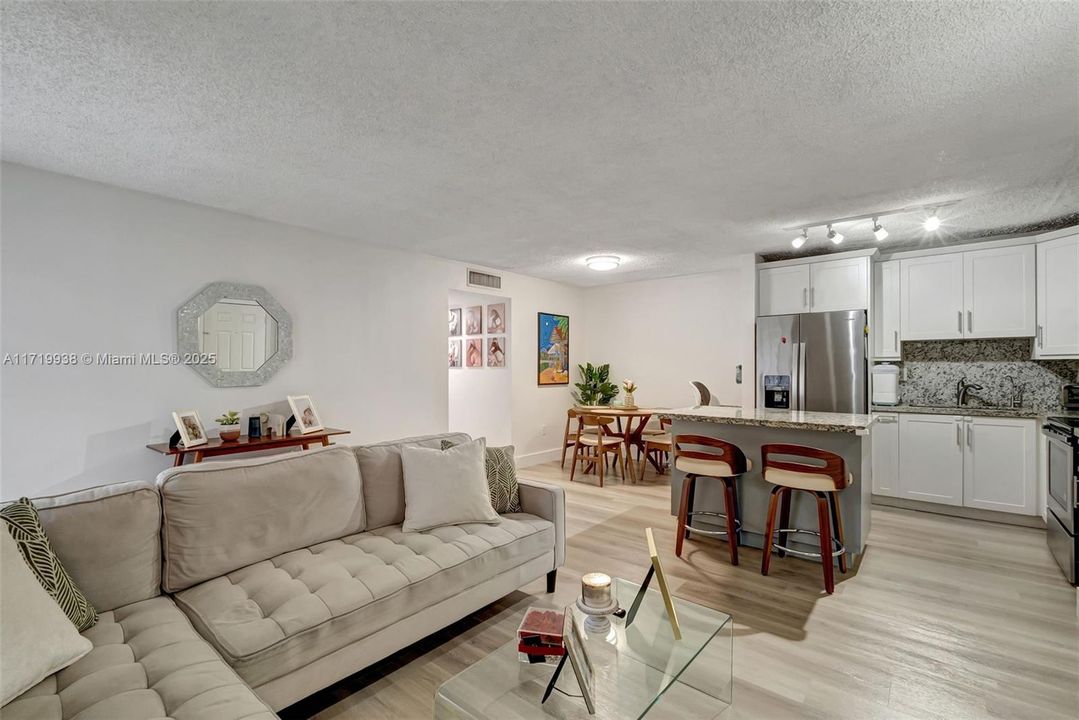 For Sale: $284,900 (2 beds, 2 baths, 870 Square Feet)