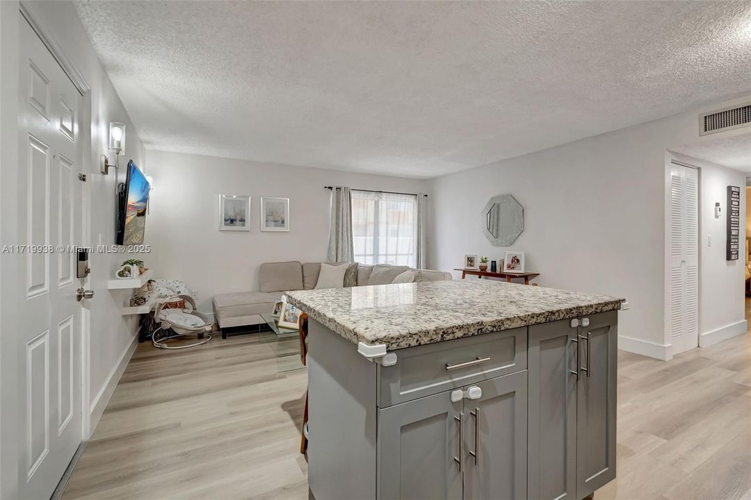 For Sale: $284,900 (2 beds, 2 baths, 870 Square Feet)