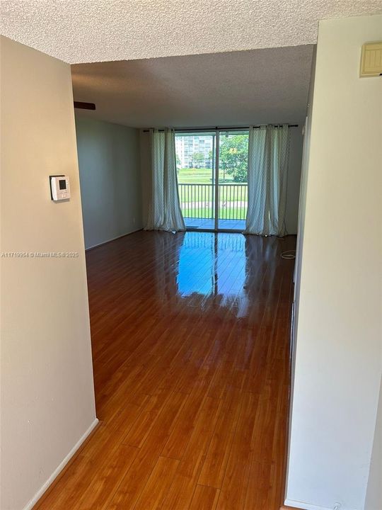 For Rent: $1,700 (1 beds, 1 baths, 900 Square Feet)