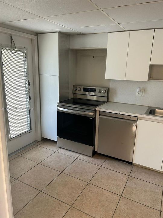 For Rent: $1,700 (1 beds, 1 baths, 900 Square Feet)