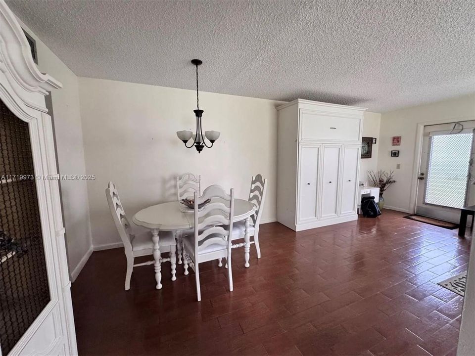 For Sale: $149,000 (1 beds, 1 baths, 720 Square Feet)