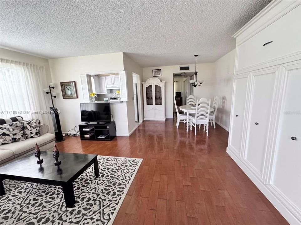 For Sale: $149,000 (1 beds, 1 baths, 720 Square Feet)