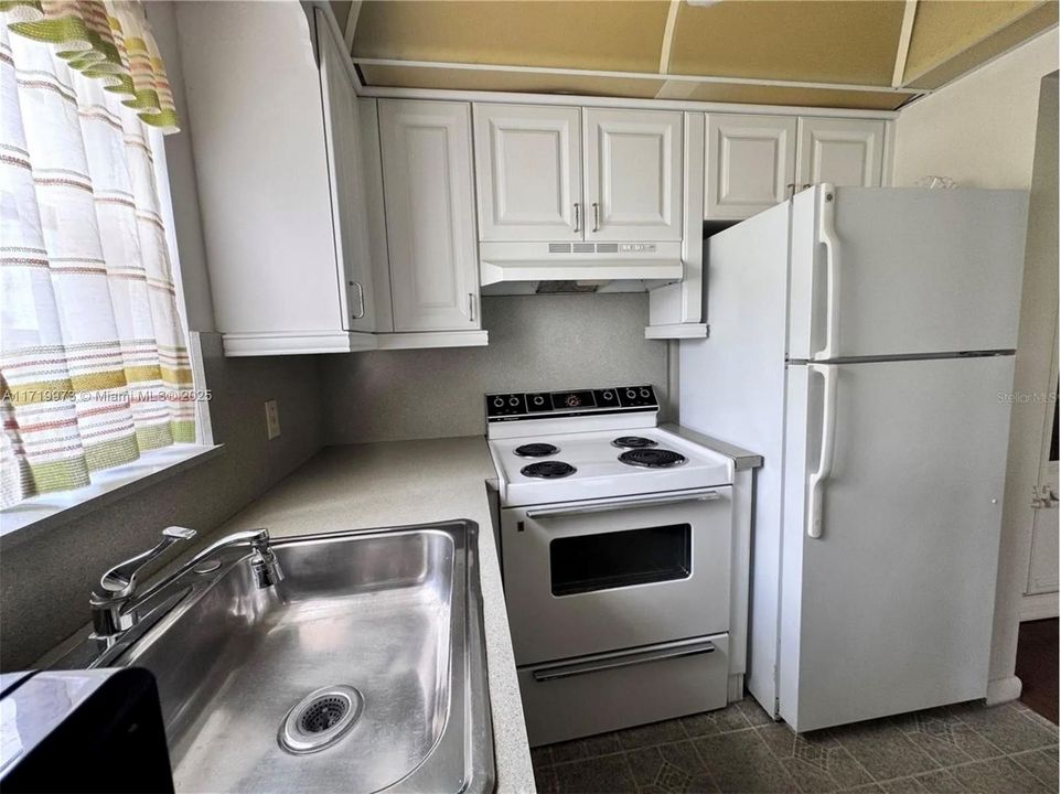 For Sale: $149,000 (1 beds, 1 baths, 720 Square Feet)