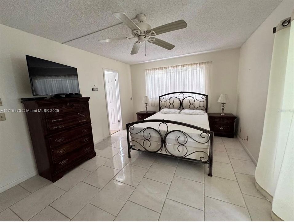 For Sale: $149,000 (1 beds, 1 baths, 720 Square Feet)