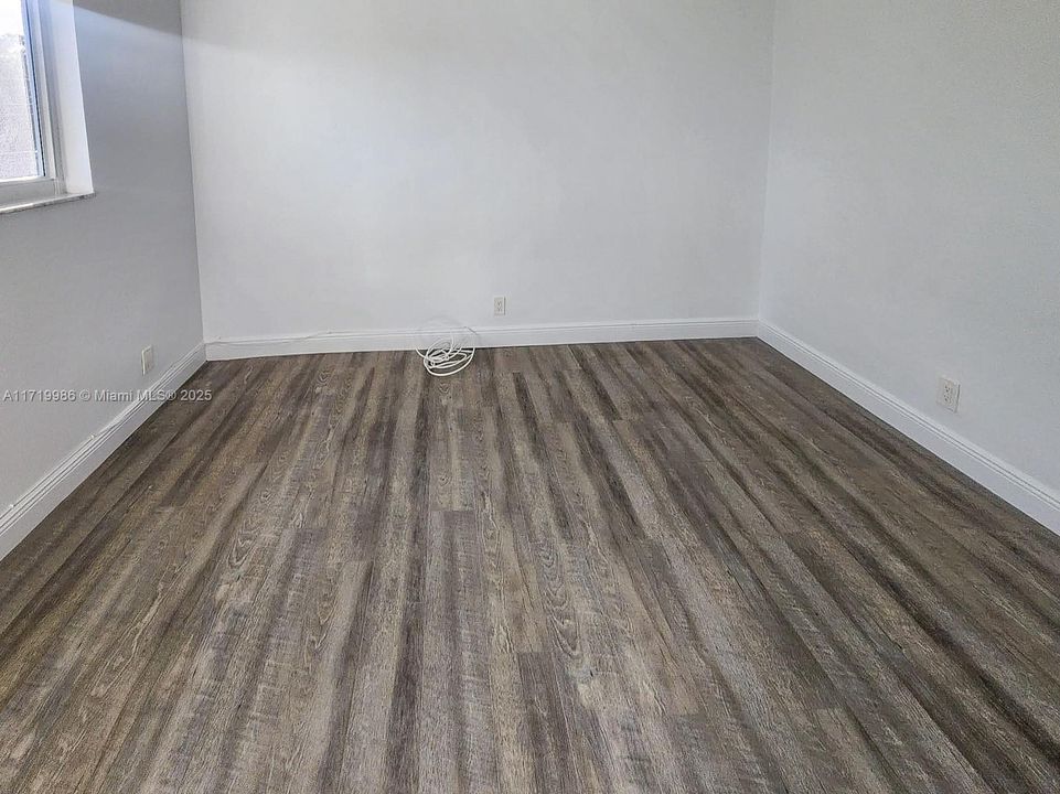 For Rent: $2,200 (2 beds, 1 baths, 870 Square Feet)