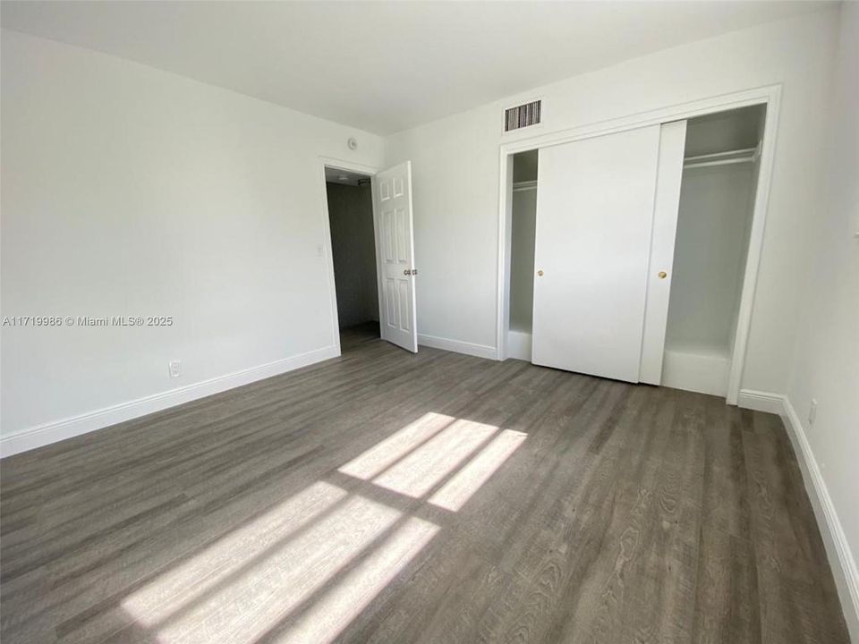 For Rent: $2,200 (2 beds, 1 baths, 870 Square Feet)