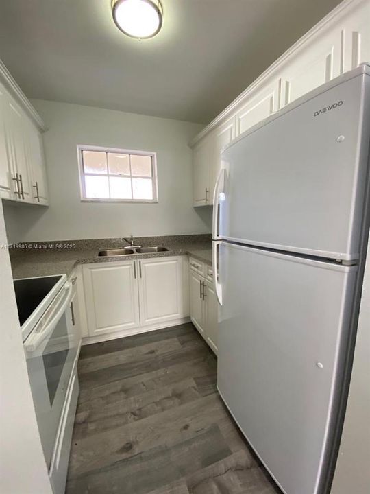 For Rent: $2,200 (2 beds, 1 baths, 870 Square Feet)