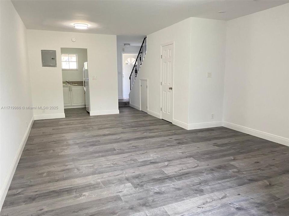 For Rent: $2,200 (2 beds, 1 baths, 870 Square Feet)