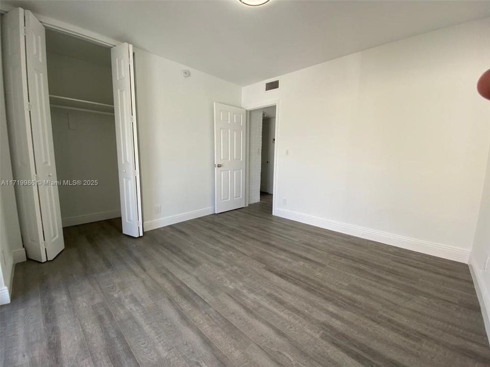 For Rent: $2,200 (2 beds, 1 baths, 870 Square Feet)