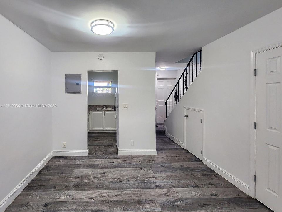 For Rent: $2,200 (2 beds, 1 baths, 870 Square Feet)