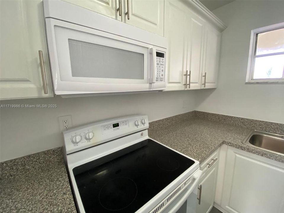 For Rent: $2,200 (2 beds, 1 baths, 870 Square Feet)