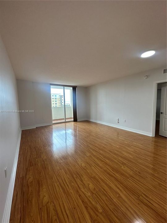 For Rent: $2,800 (2 beds, 2 baths, 1033 Square Feet)