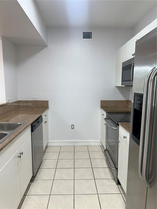 For Rent: $2,800 (2 beds, 2 baths, 1033 Square Feet)