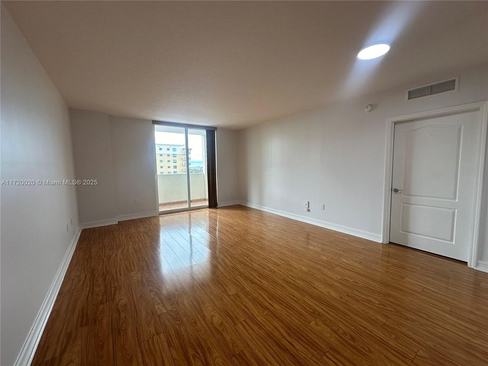 For Rent: $2,800 (2 beds, 2 baths, 1033 Square Feet)