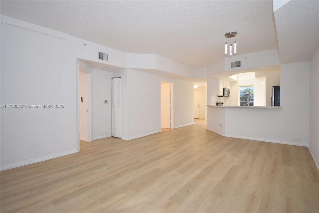 For Sale: $299,500 (2 beds, 2 baths, 1064 Square Feet)