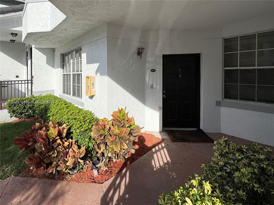 For Sale: $299,500 (2 beds, 2 baths, 1064 Square Feet)