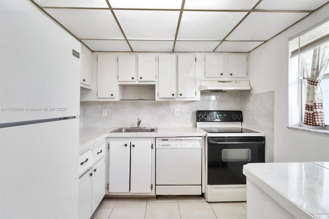 For Sale: $110,000 (1 beds, 1 baths, 724 Square Feet)