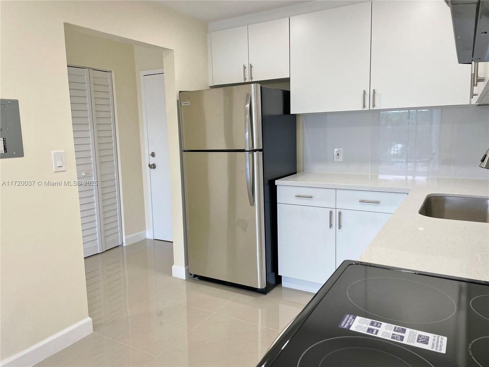 For Rent: $1,900 (1 beds, 1 baths, 728 Square Feet)