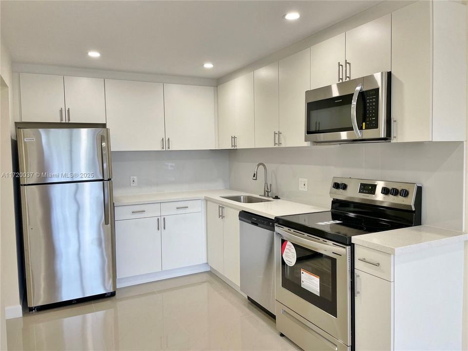 For Rent: $1,900 (1 beds, 1 baths, 728 Square Feet)