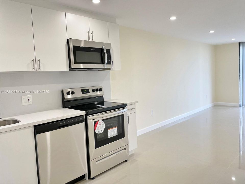 For Rent: $1,900 (1 beds, 1 baths, 728 Square Feet)