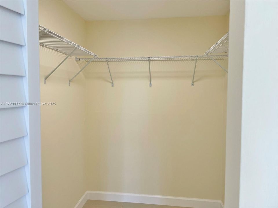 For Rent: $1,900 (1 beds, 1 baths, 728 Square Feet)