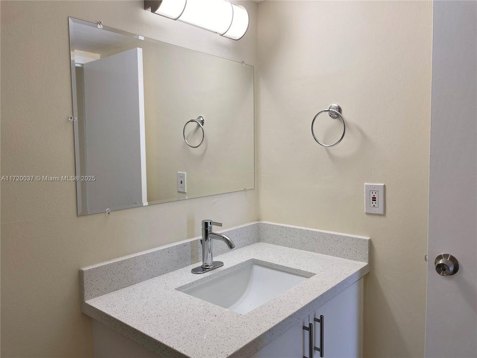 For Rent: $1,900 (1 beds, 1 baths, 728 Square Feet)