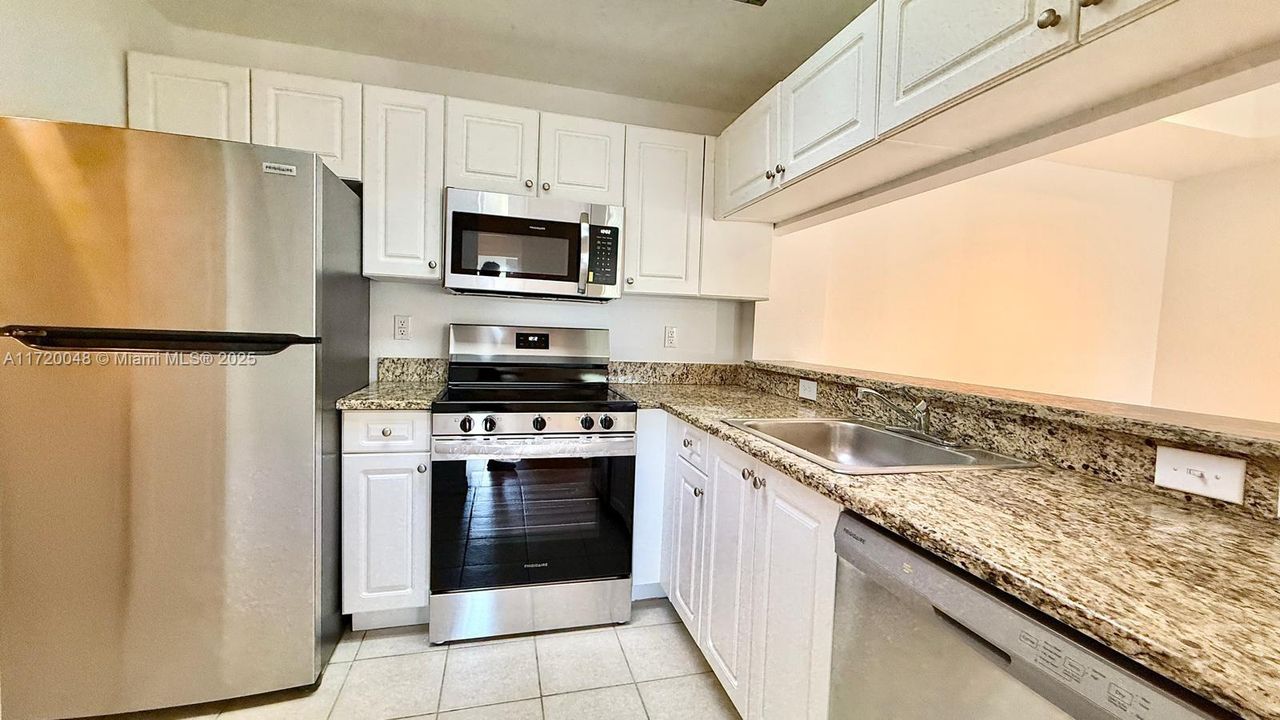 For Rent: $2,500 (2 beds, 2 baths, 978 Square Feet)