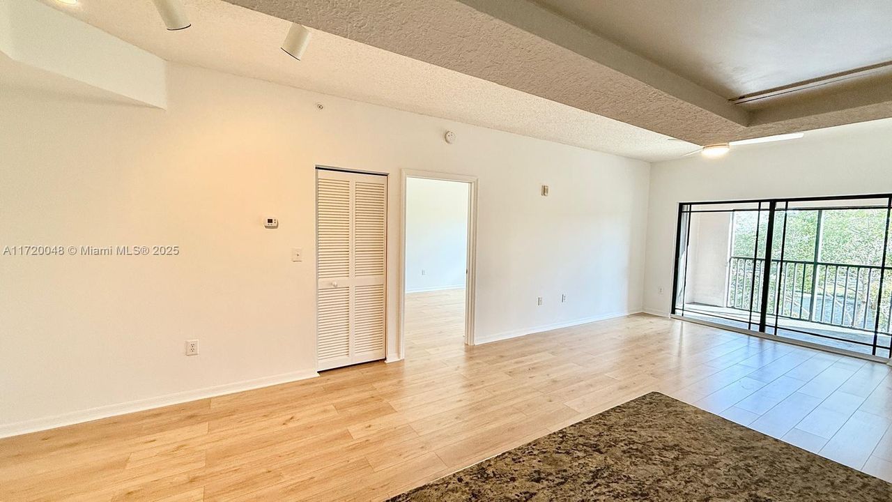 For Rent: $2,500 (2 beds, 2 baths, 978 Square Feet)