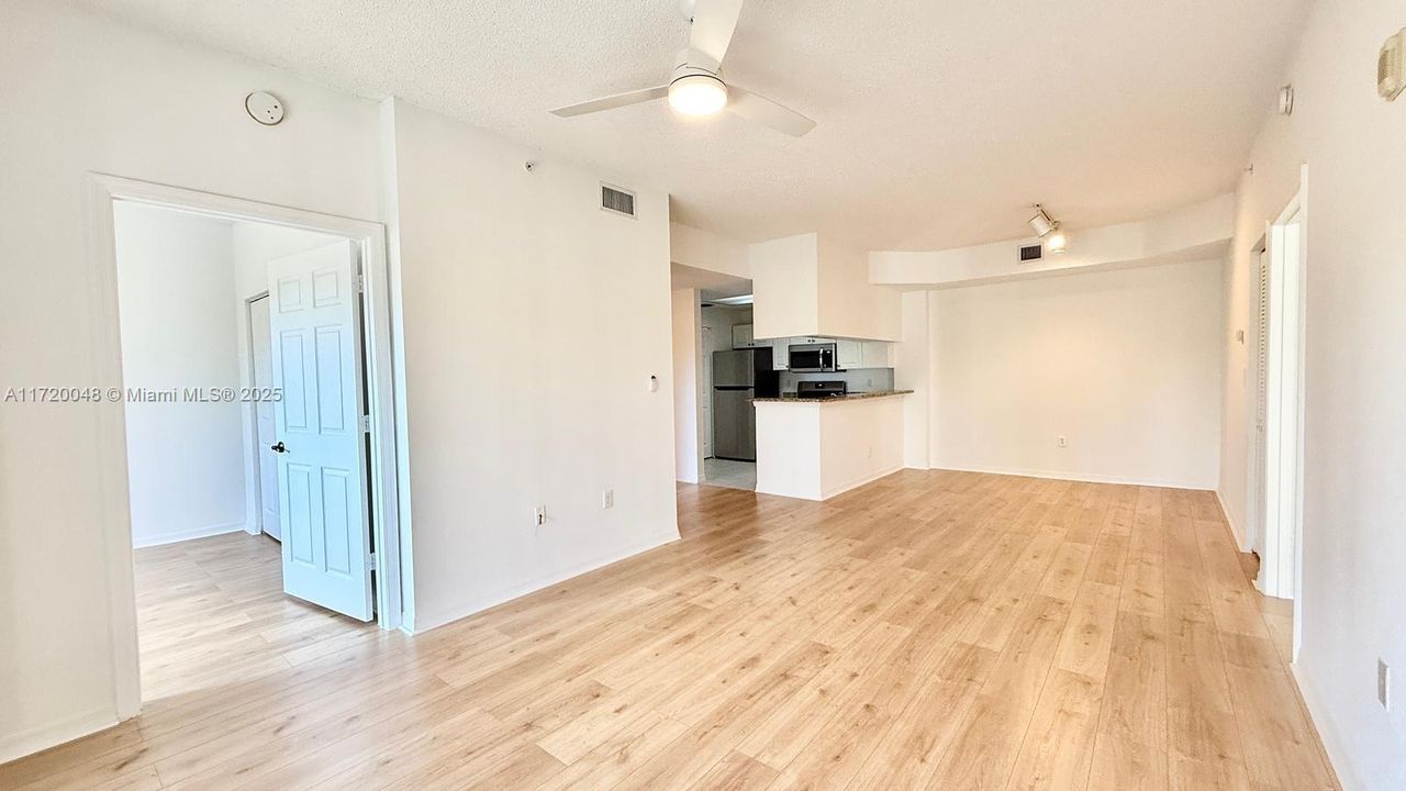 For Rent: $2,500 (2 beds, 2 baths, 978 Square Feet)