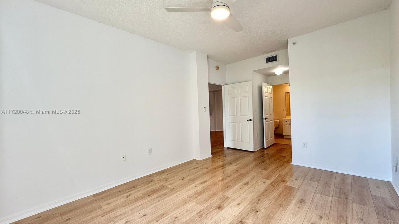 For Rent: $2,500 (2 beds, 2 baths, 978 Square Feet)