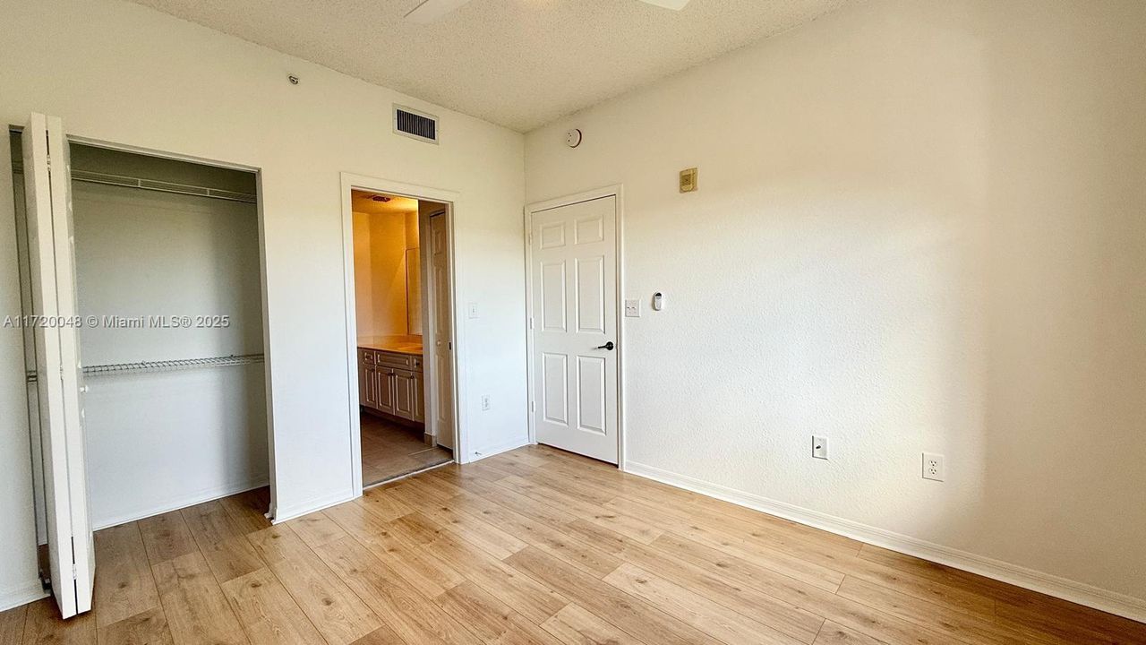 For Rent: $2,500 (2 beds, 2 baths, 978 Square Feet)