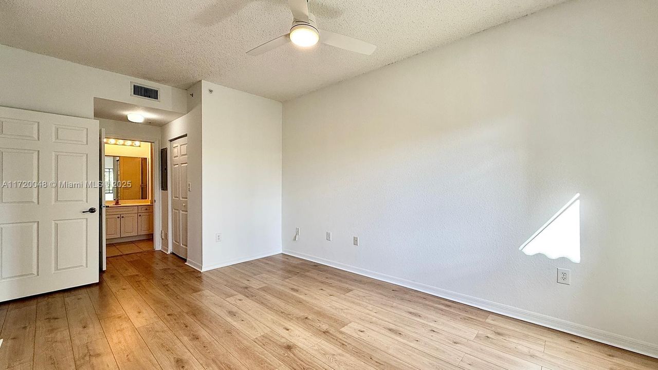 For Rent: $2,500 (2 beds, 2 baths, 978 Square Feet)