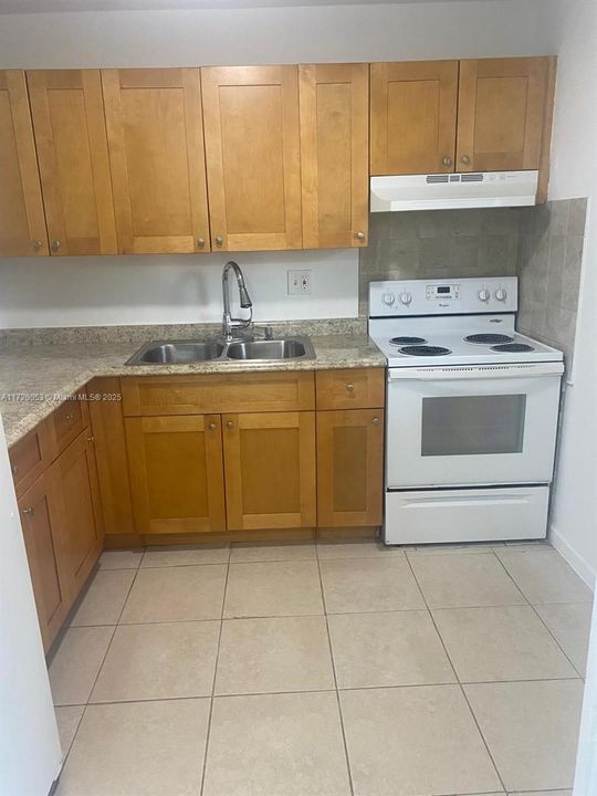 For Rent: $2,100 (2 beds, 2 baths, 913 Square Feet)