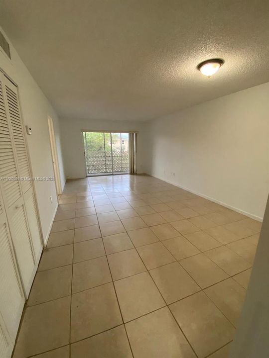 For Rent: $2,100 (2 beds, 2 baths, 913 Square Feet)