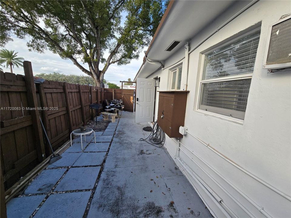 For Rent: $2,500 (2 beds, 1 baths, 3340 Square Feet)