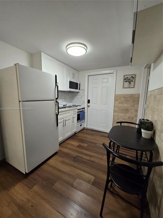 For Rent: $2,500 (2 beds, 1 baths, 3340 Square Feet)