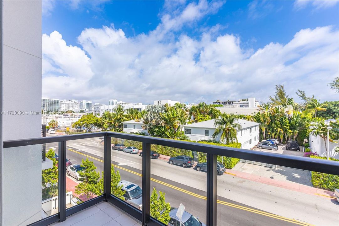 For Sale: $750,000 (1 beds, 2 baths, 975 Square Feet)