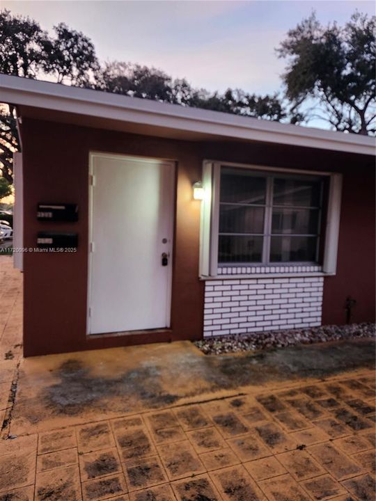 For Rent: $1,800 (2 beds, 1 baths, 900 Square Feet)