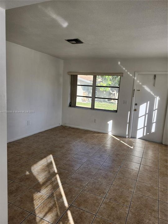 For Rent: $1,800 (2 beds, 1 baths, 900 Square Feet)