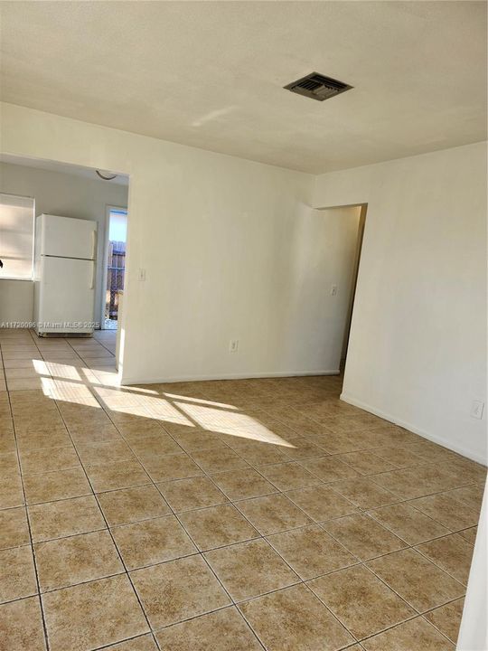 For Rent: $1,800 (2 beds, 1 baths, 900 Square Feet)