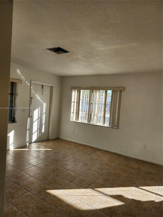 For Rent: $1,800 (2 beds, 1 baths, 900 Square Feet)