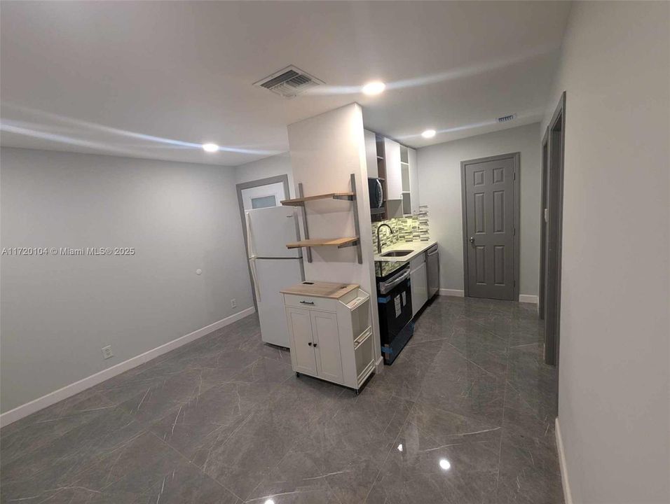 For Rent: $2,300 (2 beds, 1 baths, 750 Square Feet)