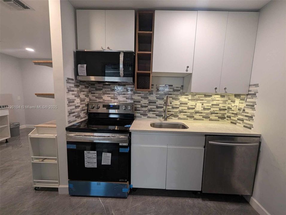 For Rent: $2,300 (2 beds, 1 baths, 750 Square Feet)