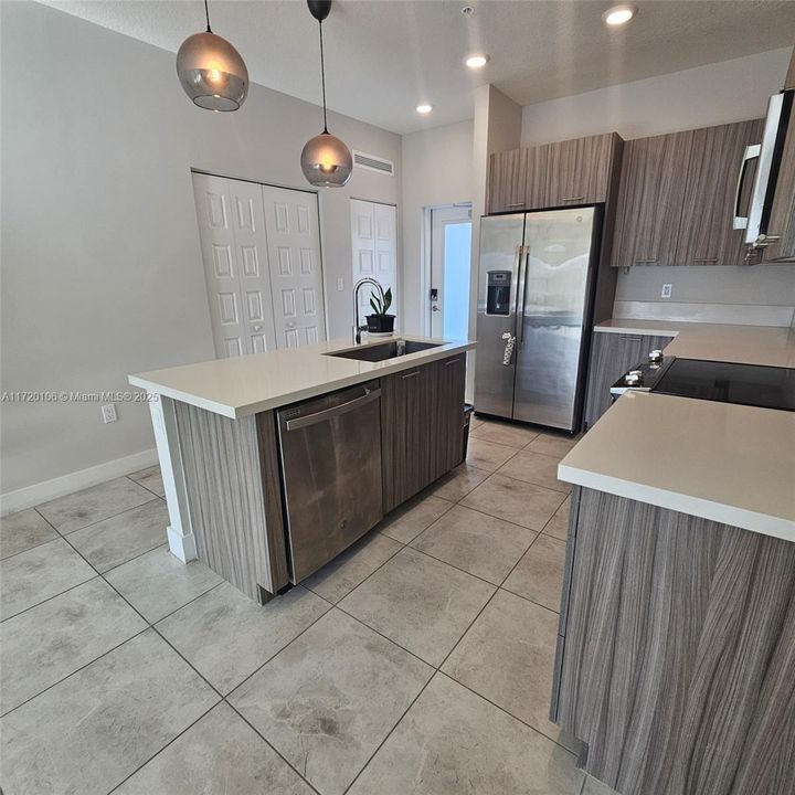 For Rent: $3,900 (3 beds, 2 baths, 1129 Square Feet)