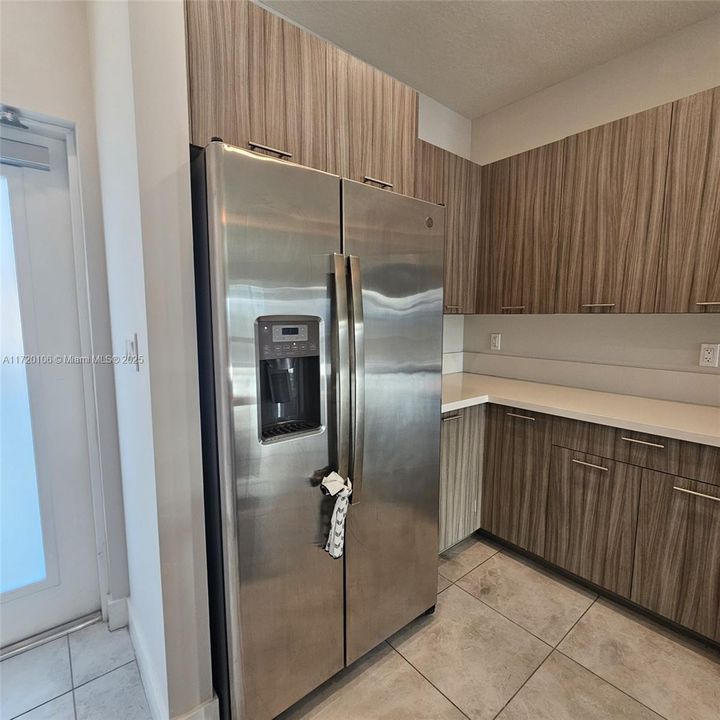 For Rent: $3,900 (3 beds, 2 baths, 1129 Square Feet)